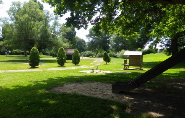 Camping vert à vendre à 1 heure de Paris